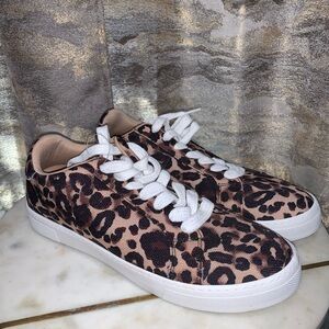 Steve Madden  low-top lace-up sneaker Size 9